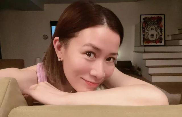 价过亿独居客厅仅10㎡小破宅只想当个富婆PG麻将胡了网站入口50岁佘诗曼:未婚身(图1) 价过亿独居客厅仅10㎡小破宅只想当个富婆PG麻将胡了网站入口50岁佘诗曼:未婚身(图1)