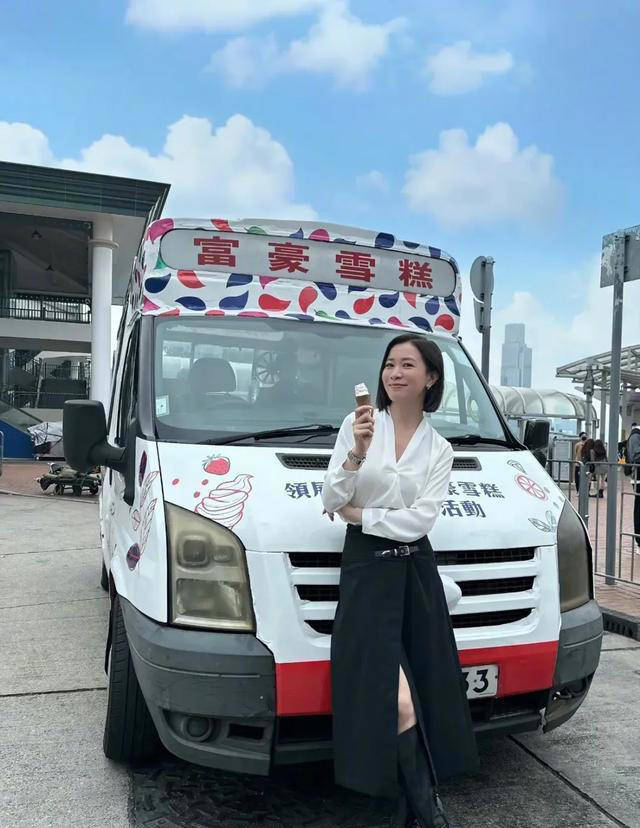 价过亿独居客厅仅10㎡小破宅只想当个富婆PG麻将胡了网站入口50岁佘诗曼:未婚身(图4) 价过亿独居客厅仅10㎡小破宅只想当个富婆PG麻将胡了网站入口50岁佘诗曼:未婚身(图4)